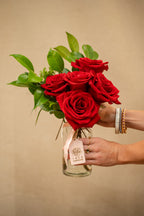 Cinco Rosas Rojas con Jarrón - Tres Gardenias