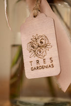 Cinco Rosas Rojas con Jarrón - Tres Gardenias