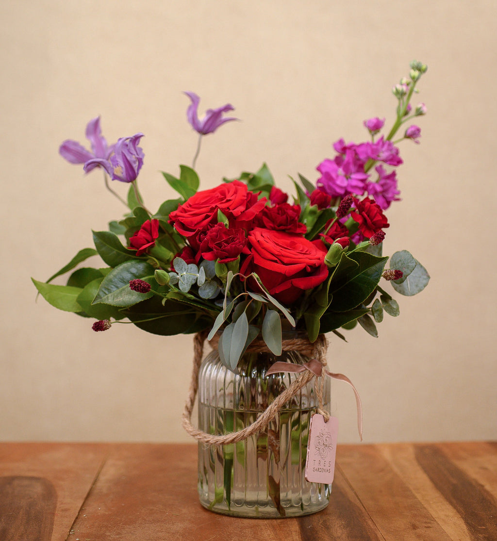 Seleccion de Tonos Rojos (Jarrón Incluido) - Tres Gardenias