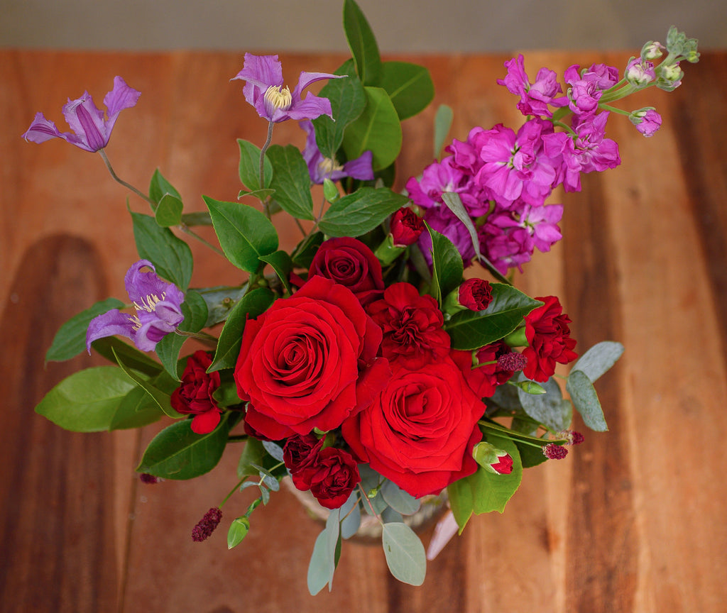 Seleccion de Tonos Rojos (Jarrón Incluido) - Tres Gardenias