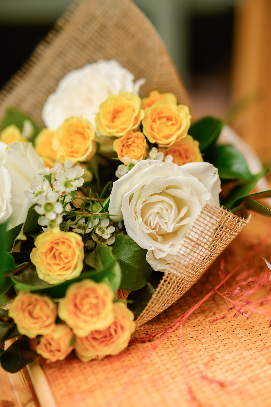 Rosas Blancas y Amarillas - Tres Gardenias