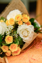 Rosas Blancas y Amarillas - Tres Gardenias