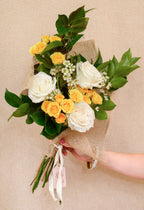 Rosas Blancas y Amarillas - Tres Gardenias