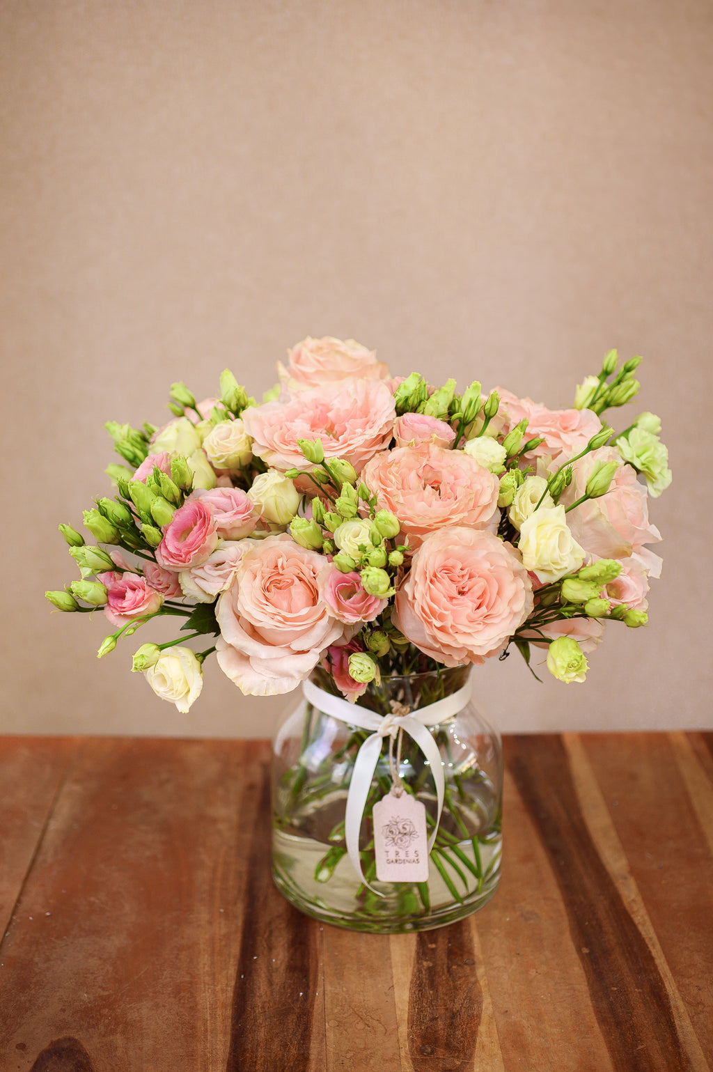 Rosas Inglesas y Lisianthus - Tres Gardenias