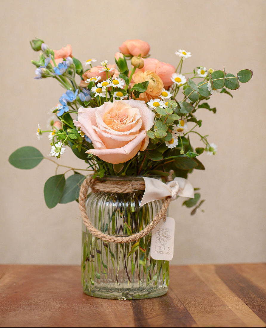 Seleccion de Flores Primaverales (Jarrón Incluido) - Tres Gardenias