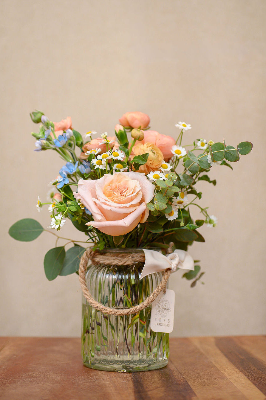 Seleccion de Flores Primaverales (Jarrón Incluido) - Tres Gardenias