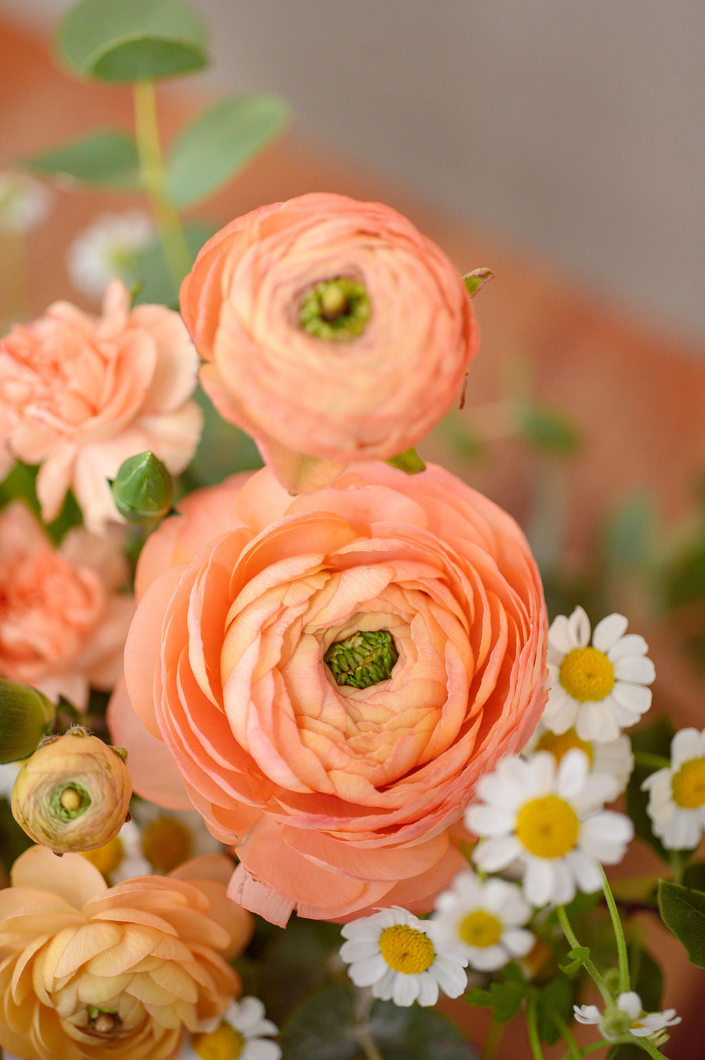 Seleccion de Flores Primaverales (Jarrón Incluido) - Tres Gardenias