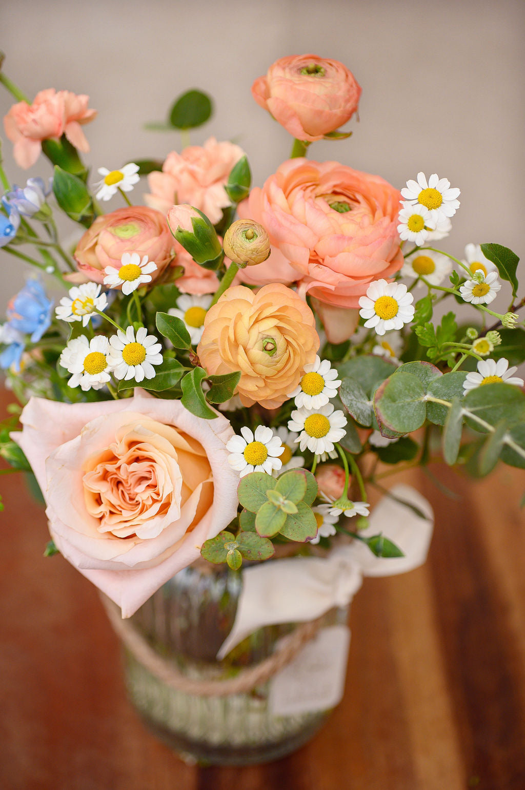 Seleccion de Flores Primaverales (Jarrón Incluido) - Tres Gardenias