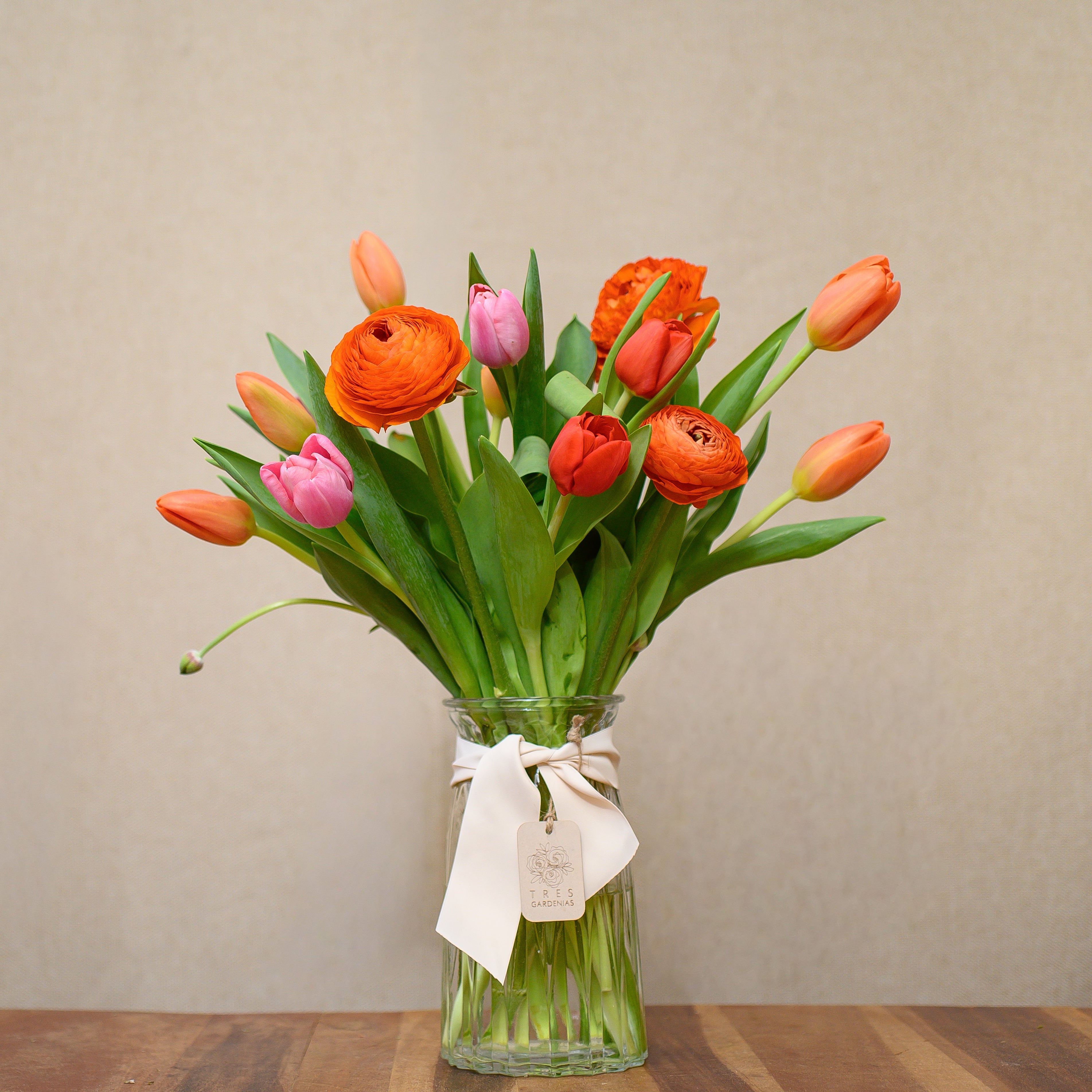 Jarrón con Ranúnculos y Tulipanes - Tres Gardenias