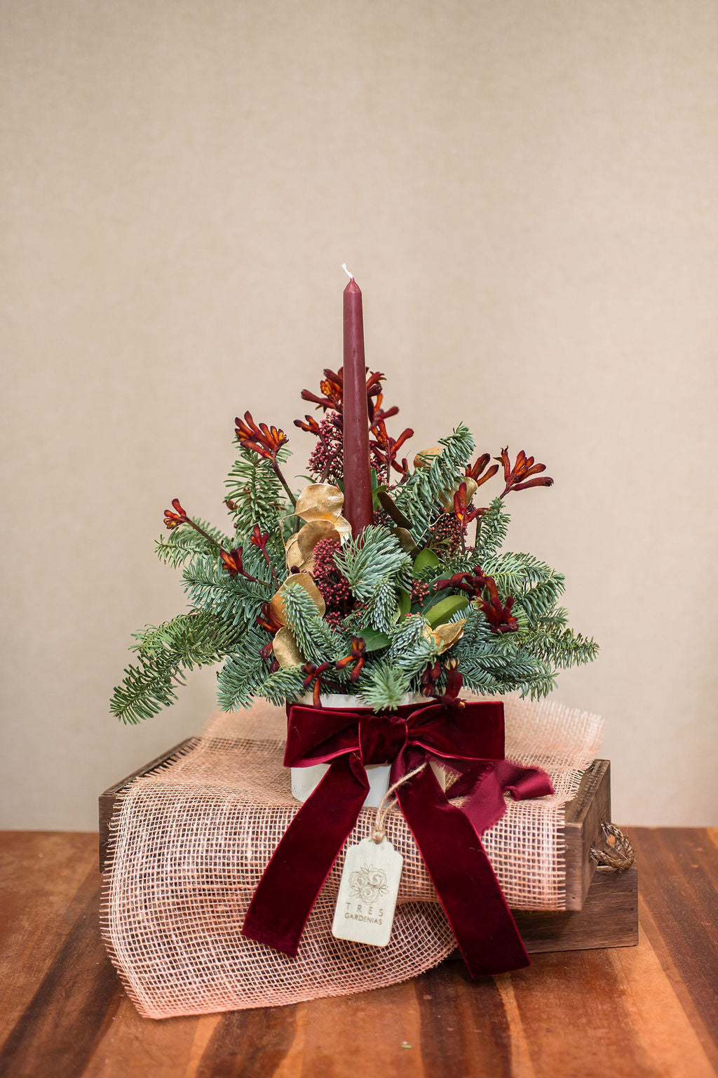 Centro de mesa burdeos con vela y lazo de terciopelo