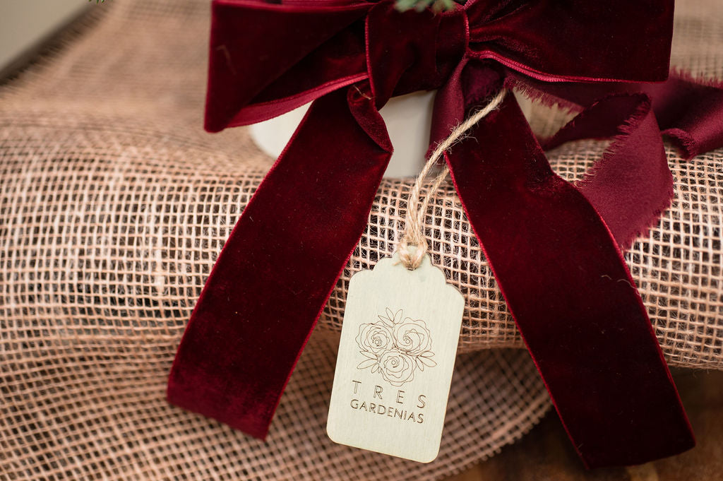 Centro de mesa burdeos con vela y lazo de terciopelo