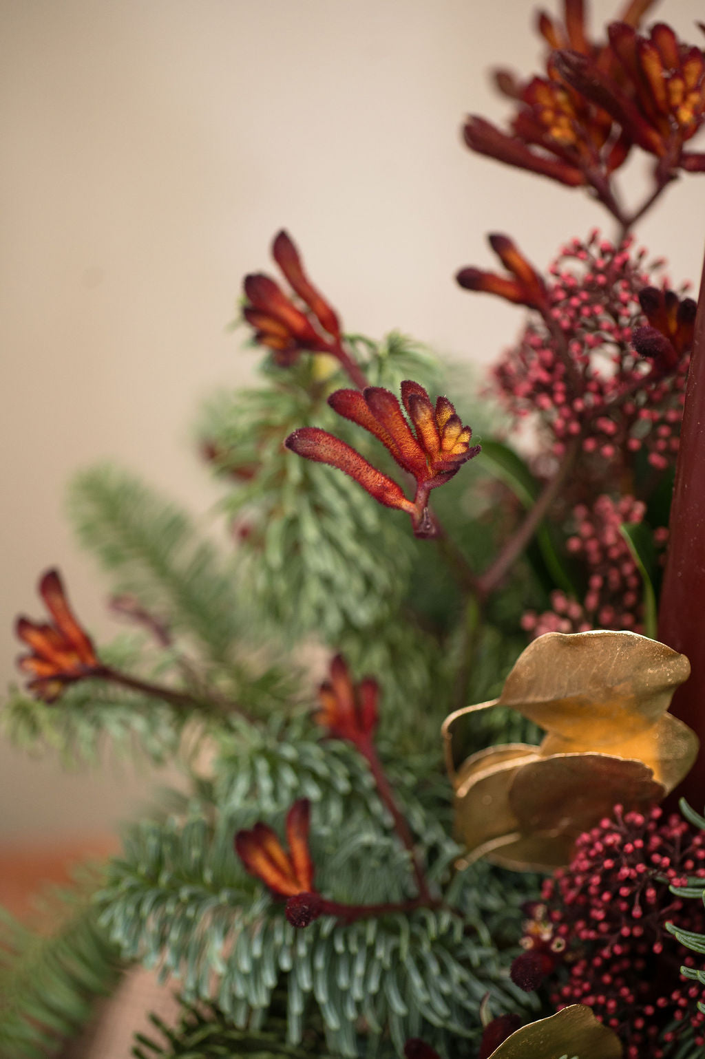 Centro de mesa burdeos con vela y lazo de terciopelo