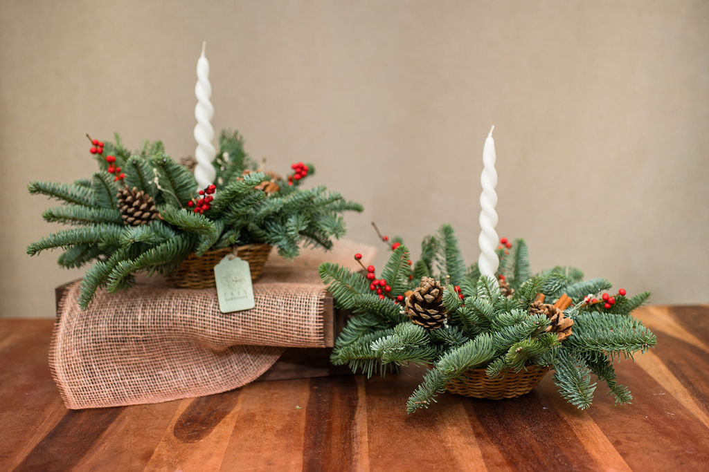 Centro de Mesa de Navidad en Cesta Artesanal (Clásico)