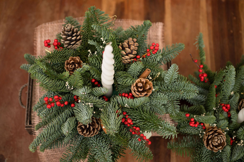 Centro de Mesa de Navidad en Cesta Artesanal (Clásico)