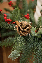 Centro de Mesa de Navidad en Cesta Artesanal (Clásico)