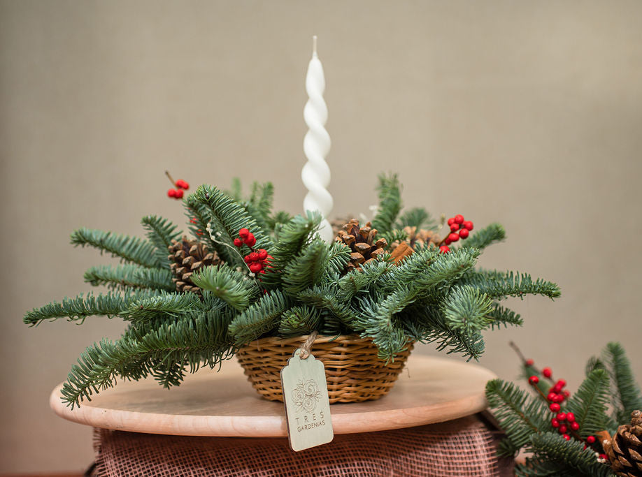Centro de Mesa de Navidad en Cesta Artesanal (Clásico)